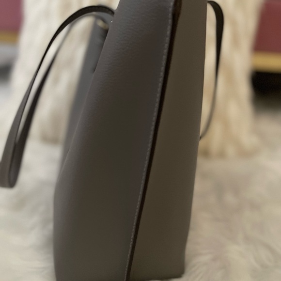 Coach Gray Tote Bag with Structured Design and Gold Hardware - Picture 2 of 6